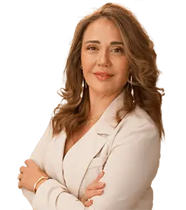 אישה עם שיער גלי ולבוש בהיר